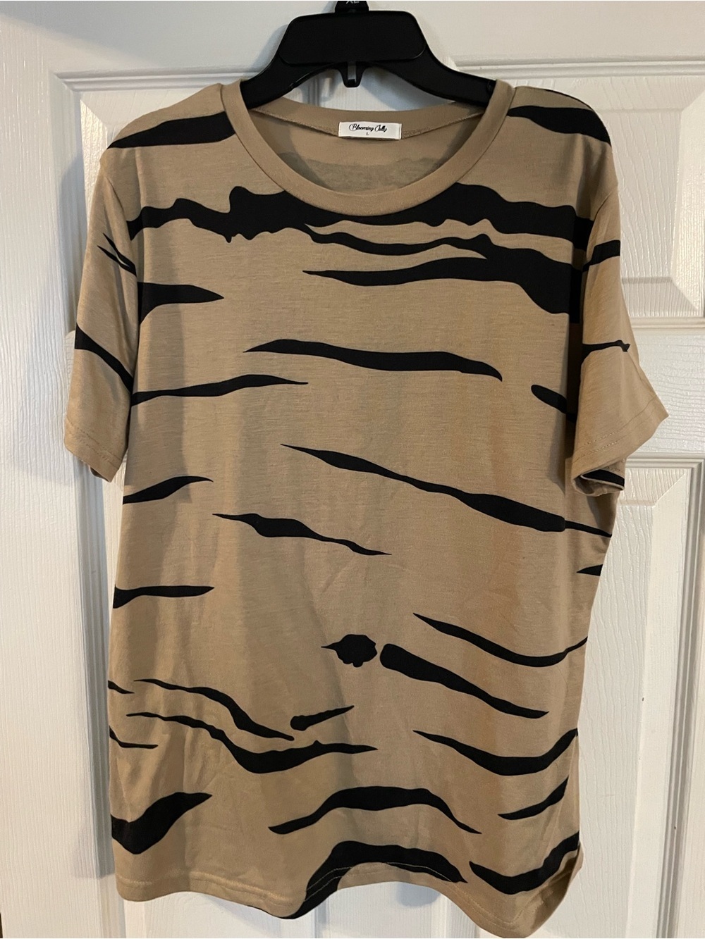 Blooming Jelly women’s large tiger stripe t shirt tan and black